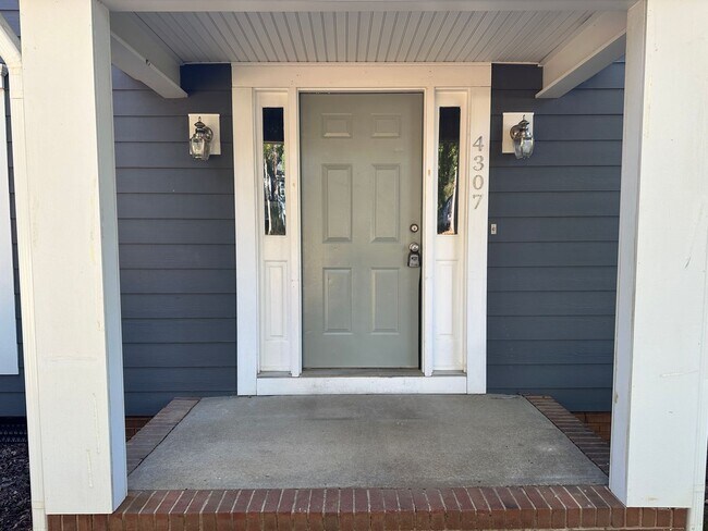 Building Photo - Beautiful Three Bedroom Home in the Wellington Subdivision!
