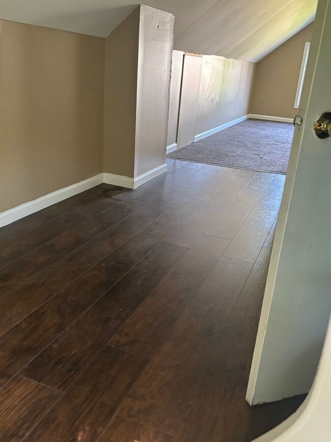 Building Photo - Section 8 Accepted! 3br 2-Story House
