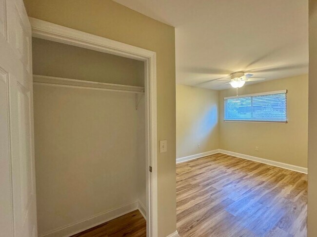 Foto del edificio - First Floor renovated two-bedroom, one-bath apartment in downtown Morganton