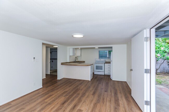 Foto del edificio - Kahala Avenue Beachside - remodeled 2 bedroom, 1 bath with Luxury Vinyl Plank Flooring