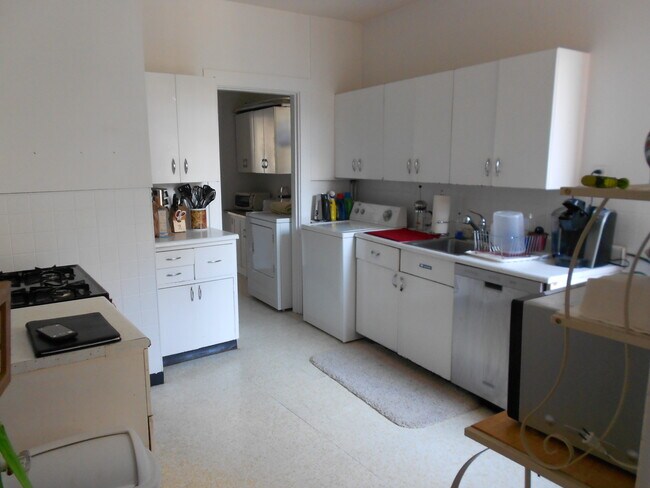 Building Photo - 106 Strathmore Rd