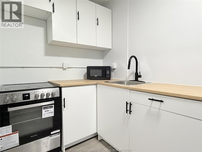 Building Photo - 1495 Gladstone Ave