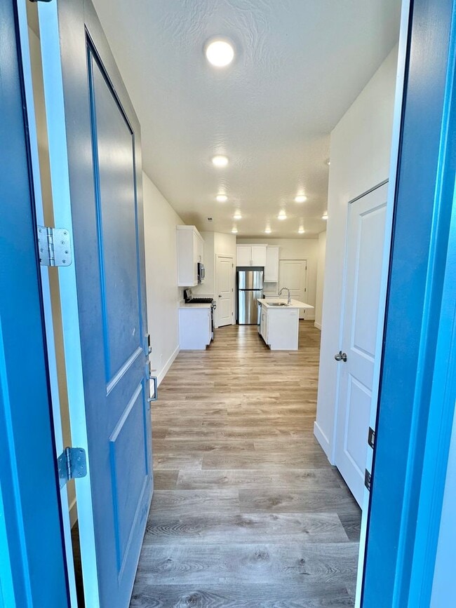 Building Photo - Desert Color Townhome!