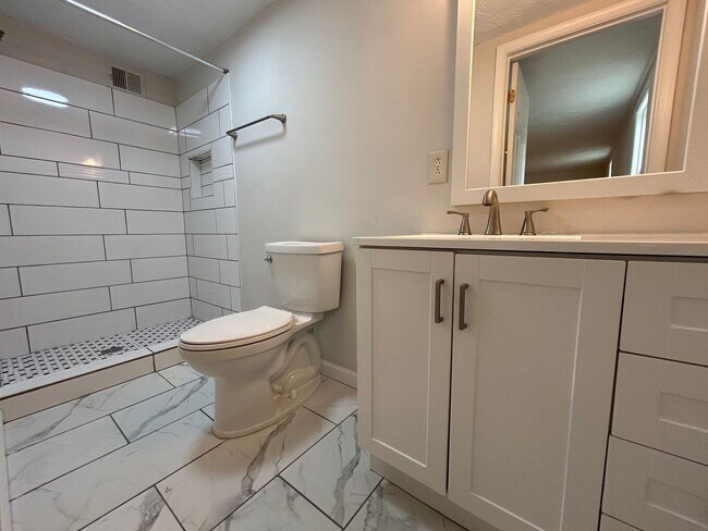 Building Photo - Well-Appointed Apartment Ready for move-in...