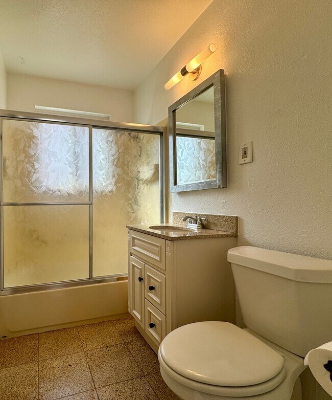 Building Photo - 2 Bedroom, 1 Bathroom Duplex in Denver! Available August!!