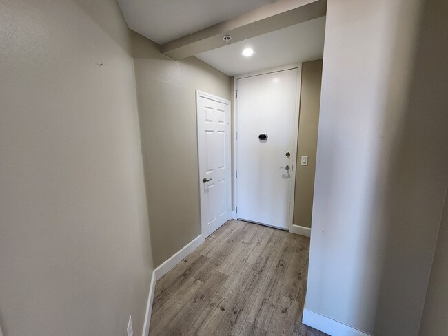 Building Photo - Cozy Park Ave Condo for Rent