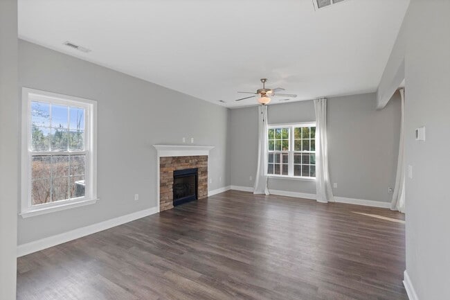 Building Photo - Close to Air Station/Camp Lejeune