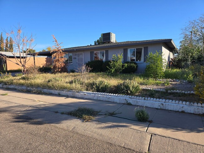 Building Photo - Rooms for Rent – Furnished, Lockable, & Private Backyard! 6 Spots Open.