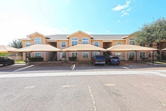Building Photo - 2720 Camelot Dr