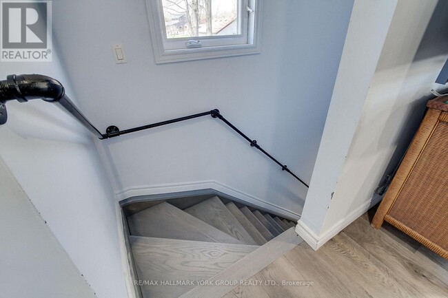 Photo du bâtiment - 303 Lake Dr E