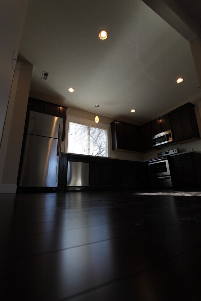 Foto del edificio - Luxury Finishes - Top-Floor Duplex Unit -- Mid-Town with a View