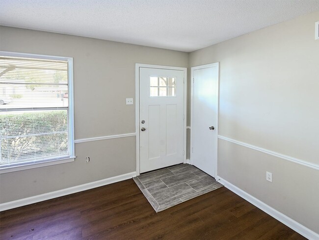 Building Photo - Fully updated 3 bed, 1.5 bath home with wo...