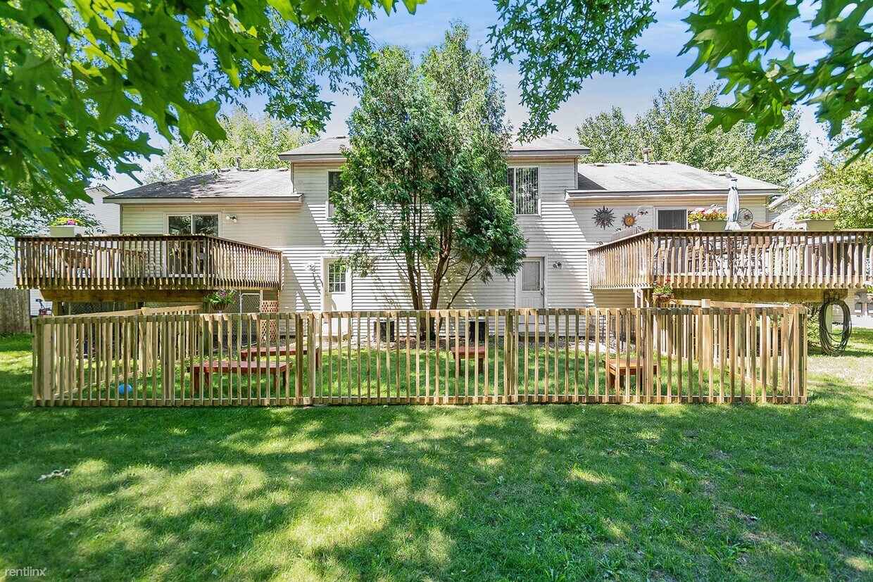 3 br, 2 bath Duplex 3758 Jill St Townhome Rentals in Holland MI