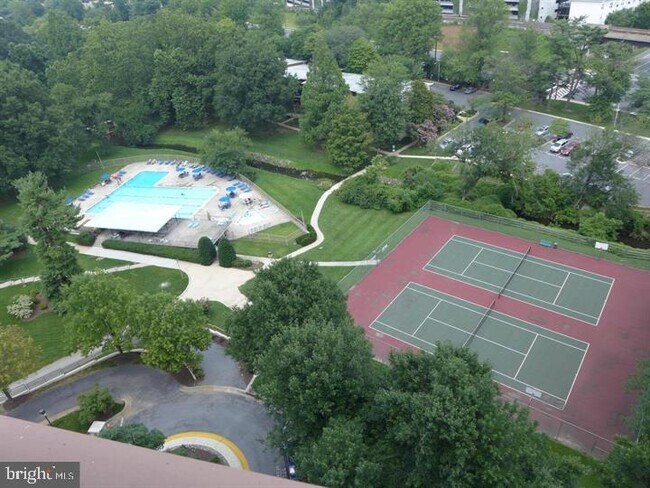 Foto del edificio - 10101 Grosvenor Pl