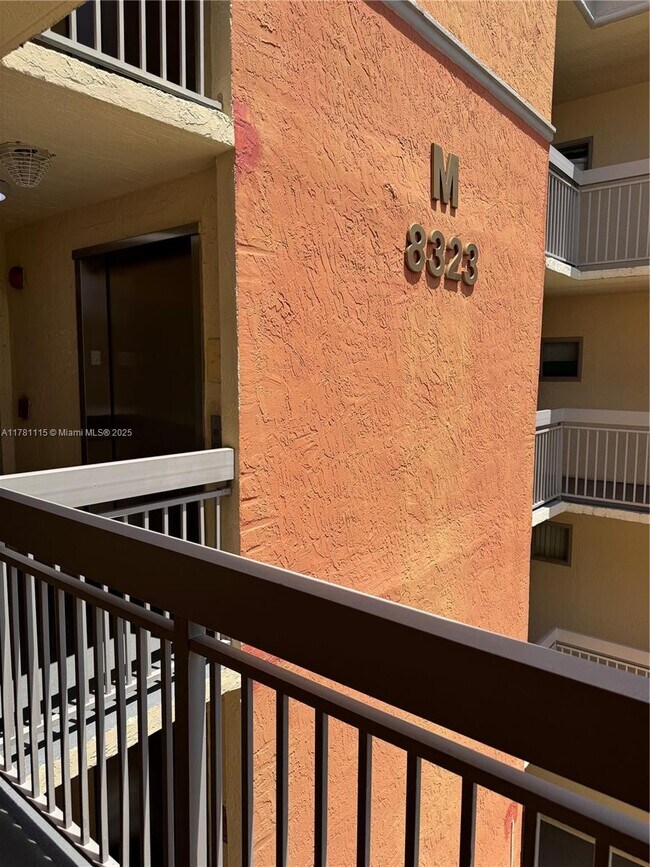 Foto del edificio - 8323 Lake Dr