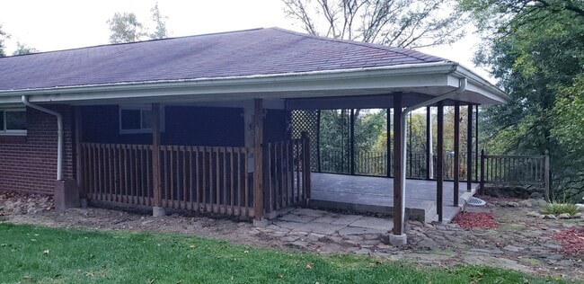 Building Photo - Large 6 bed, 3 ba  Brick, Raised Ranch, Ho...