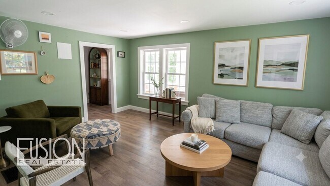 Building Photo - Modern Renovation Meets Classic Burlington Charm in this 4 Bed/3 Bath Home!