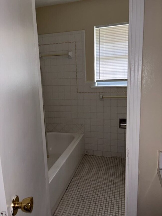 Foto del edificio - 5725 Brownlee Dr