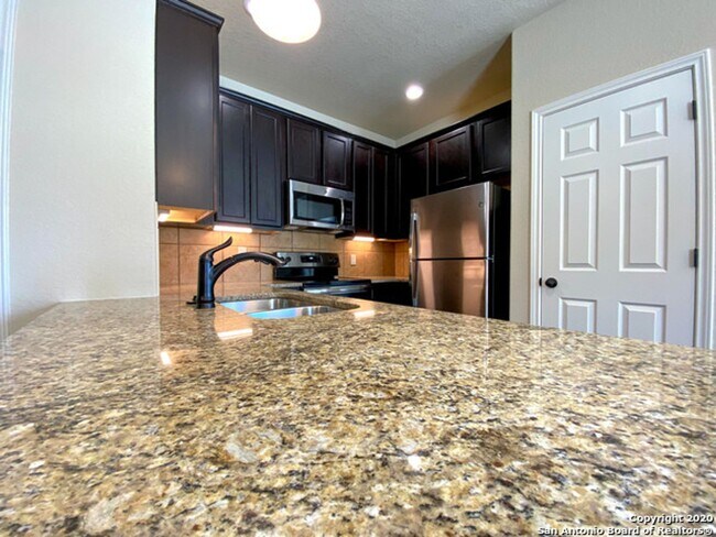 Building Photo - Luxury 3/2 Townhouse in Seguin, TX
