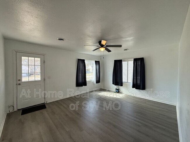 Building Photo - 1731 W Walnut St