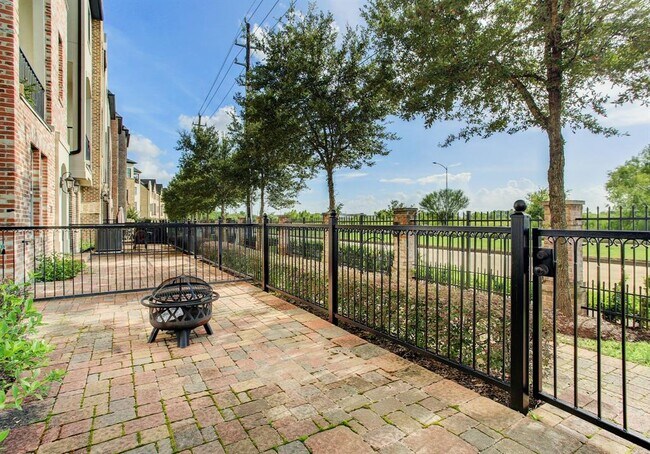 Building Photo - 9441 Fannin St