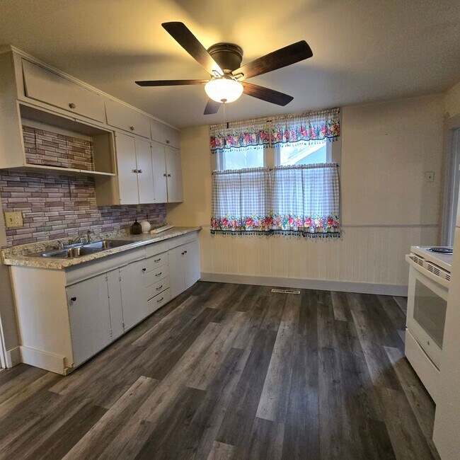 Foto del edificio - 617 W Main St