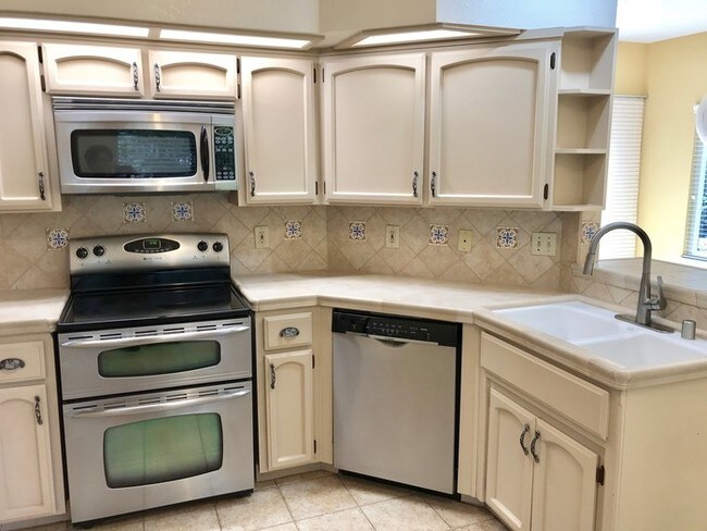 Building Photo - 1004 Ridgeview Pl