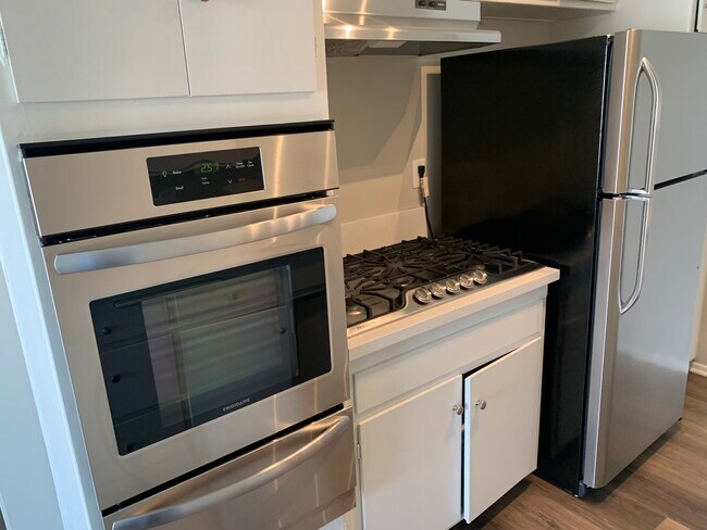 Kitchen - 346 S Van Ness Ave