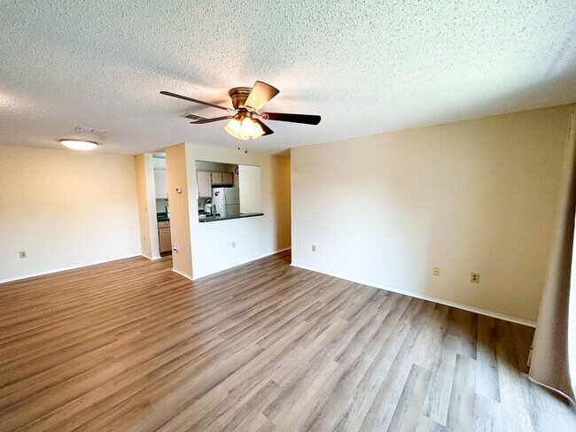 Building Photo - Windsor Park #526 - Pet Friendly!