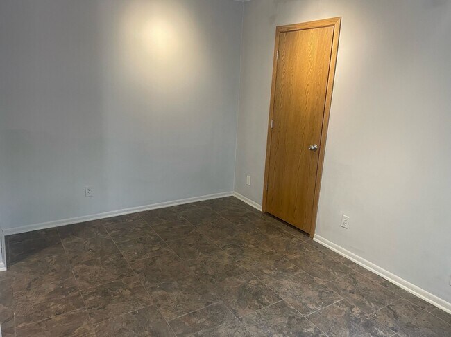 Building Photo - 1052 Carmel Ct