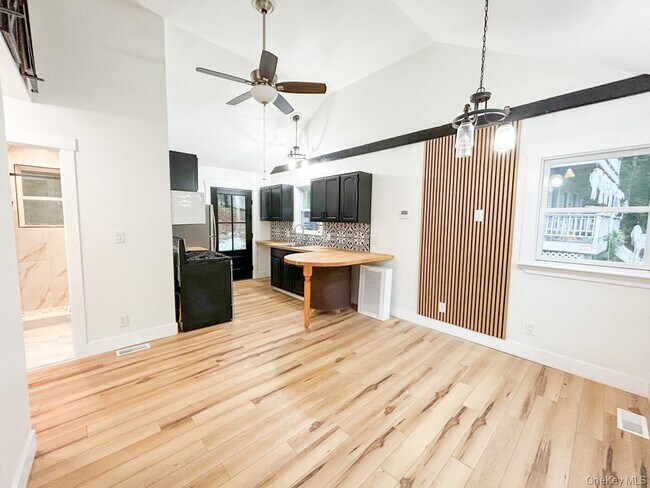 Foto del edificio - 765 Meadow Rd