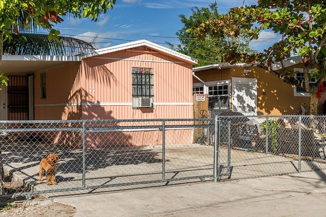 Foto del edificio - Palm Lakes Mobile Home Park