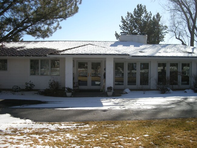 Foto del edificio - Large Ranch Style Home South of Reno on 1....