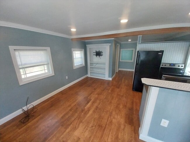 Building Photo - Cottage Apartment Including Utilities