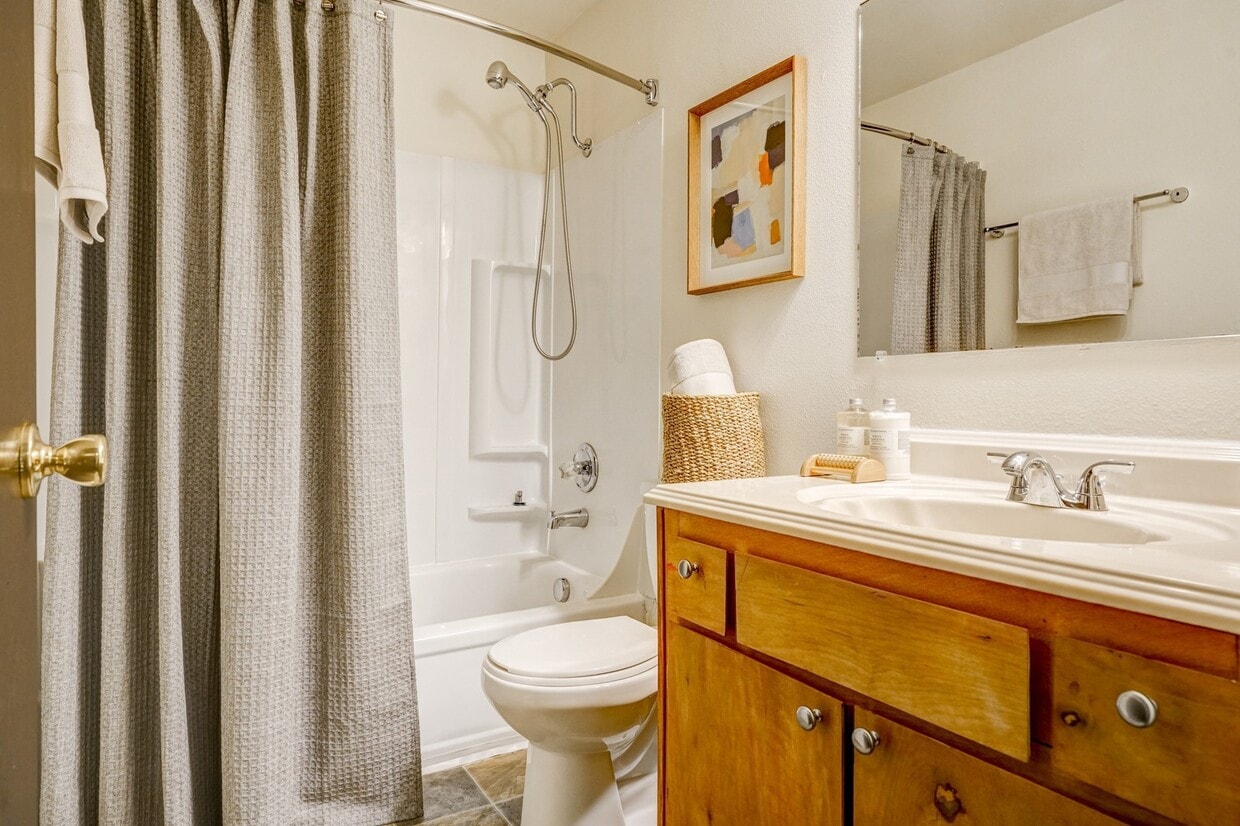 Primary Photo - Spacious and immaculate one bedroom! Heat ...