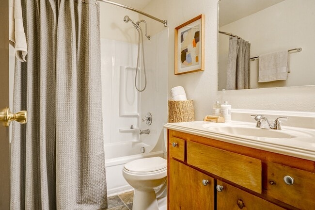 Foto del edificio - Spacious and immaculate one bedroom! Heat ...