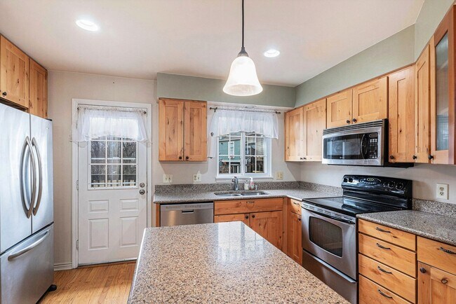 Building Photo - 3 Bedroom 2 Bathroom Lakewood Townhouse Re...