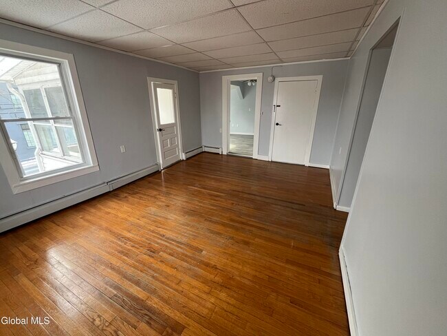 Foto del edificio - 715 Hudson Ave