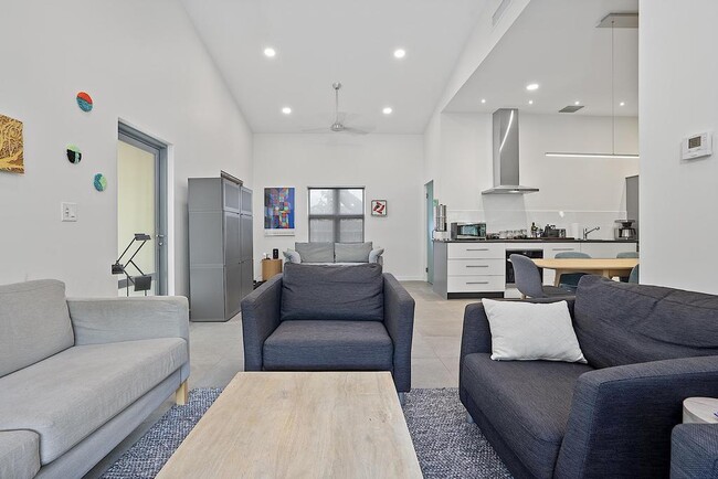 Building Photo - 112 S J St