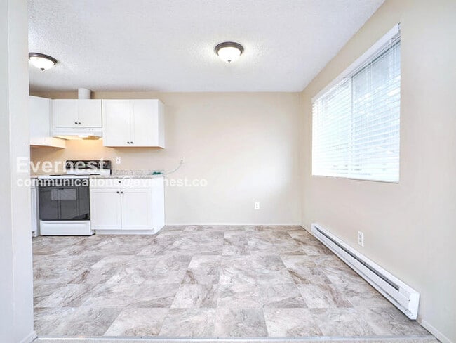 Building Photo - 301 E 2nd St