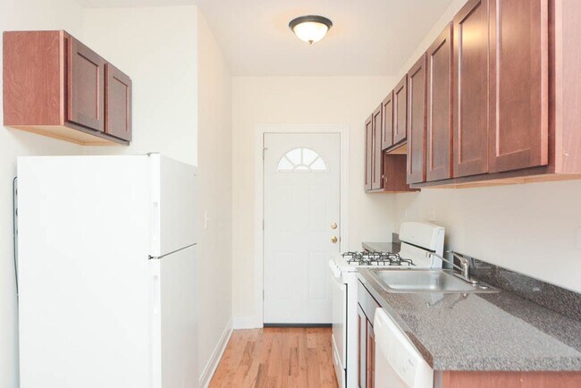 Building Photo - 629 W Cornelia Ave