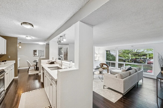 Building Photo - 2500 W Manor Pl