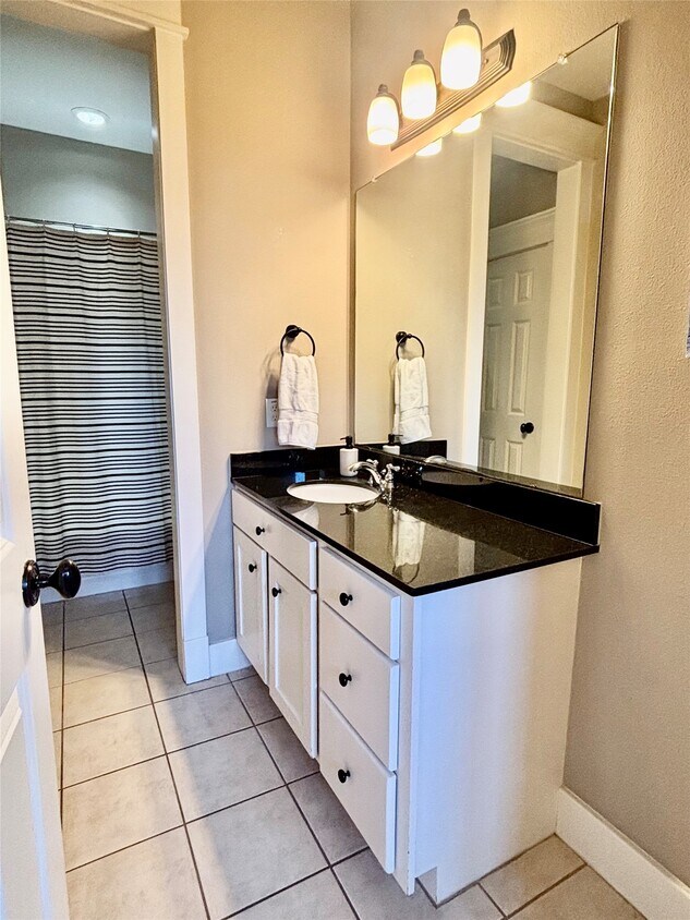 Building Photo - 919 W 15th St