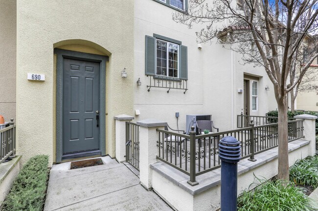 Building Photo - 690 Claridad Loop