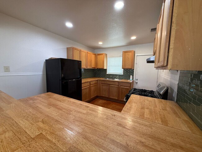 Foto del edificio - Charming 3BR Home w/ Hardwood Floors, Large Kitchen & Private Fenced Yard