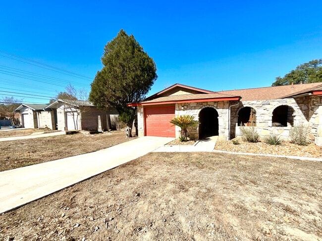 Building Photo - MUST SEE! 2 Bedroom / 1.5 Bath Duplex w/ Garage!