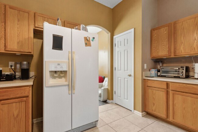 Foto del edificio - Spacious 3-Bedroom Home with Bonus Room Ne...