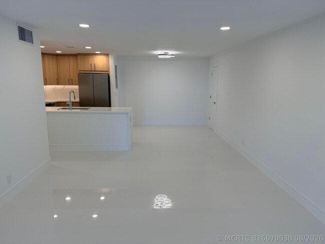 Building Photo - 6439 Bay Club Dr