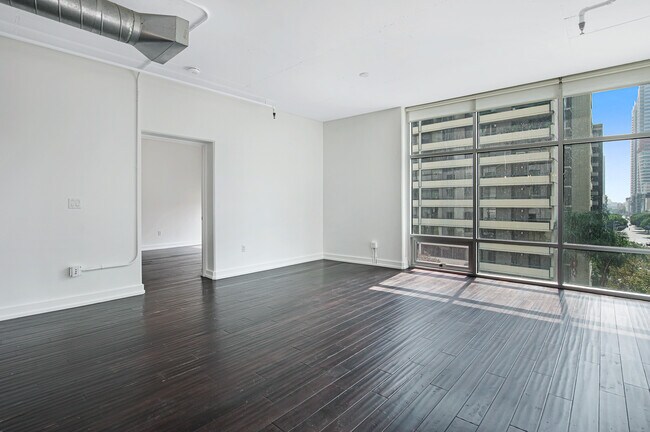 Foto del edificio - 645 W 9th St