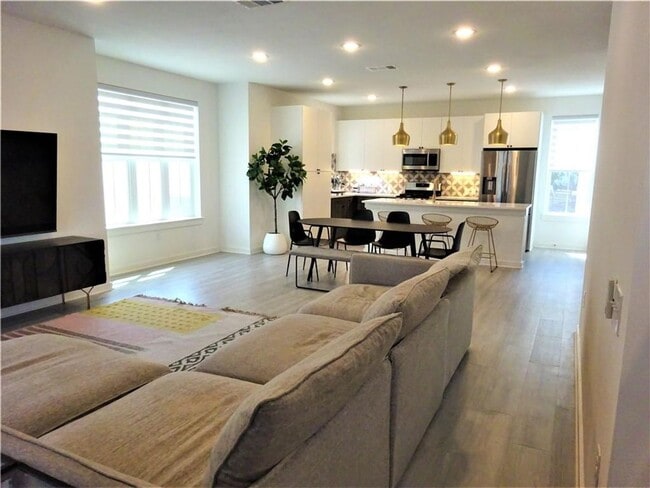 Building Photo - Gorgeous Condo in Desirable East Austin Lo...